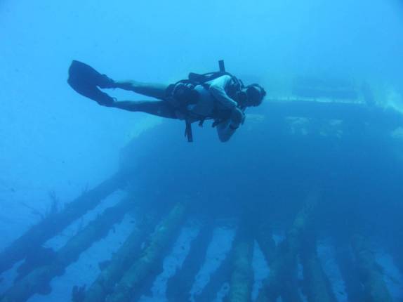 A visão do pier acima d'água visto de 20 metros de profundidade, no South Pier, no sul de Bonaire